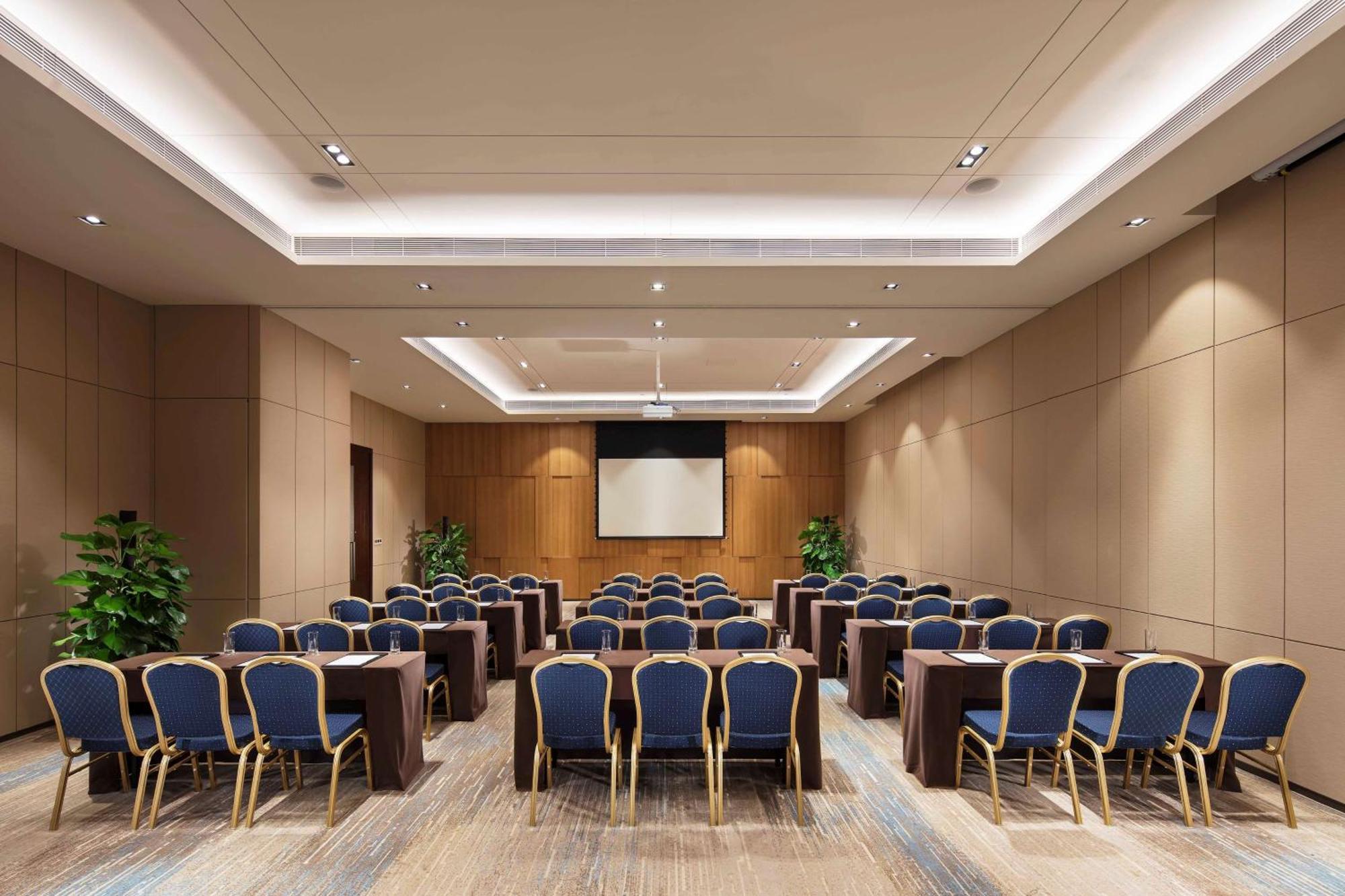 Hilton Garden Inn Shiyan Bagian luar foto